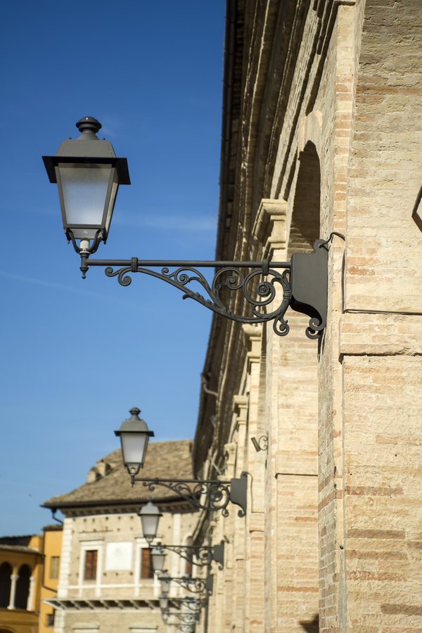 Can you suggest a walking tour that includes both Oxford's educational and architectural highlights?